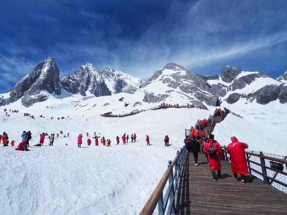 tourists-jade-dragon-snow-mountain-blue-sky-lijiang-yunnan-china (1).jpg